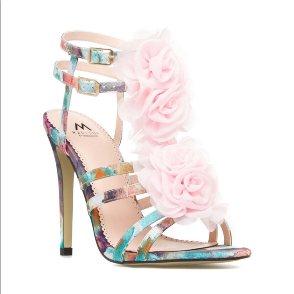 🌺 GORG strappy 4" heels w/ fabric flower detail ✨